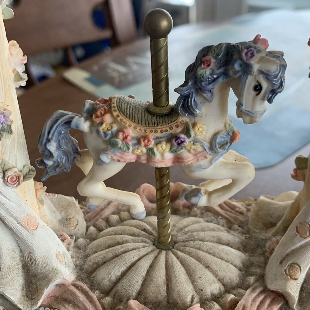 Pastel Carousel Horse Figurine with Cherubs music box. Carousel horse moves - Picture 3 of 6
